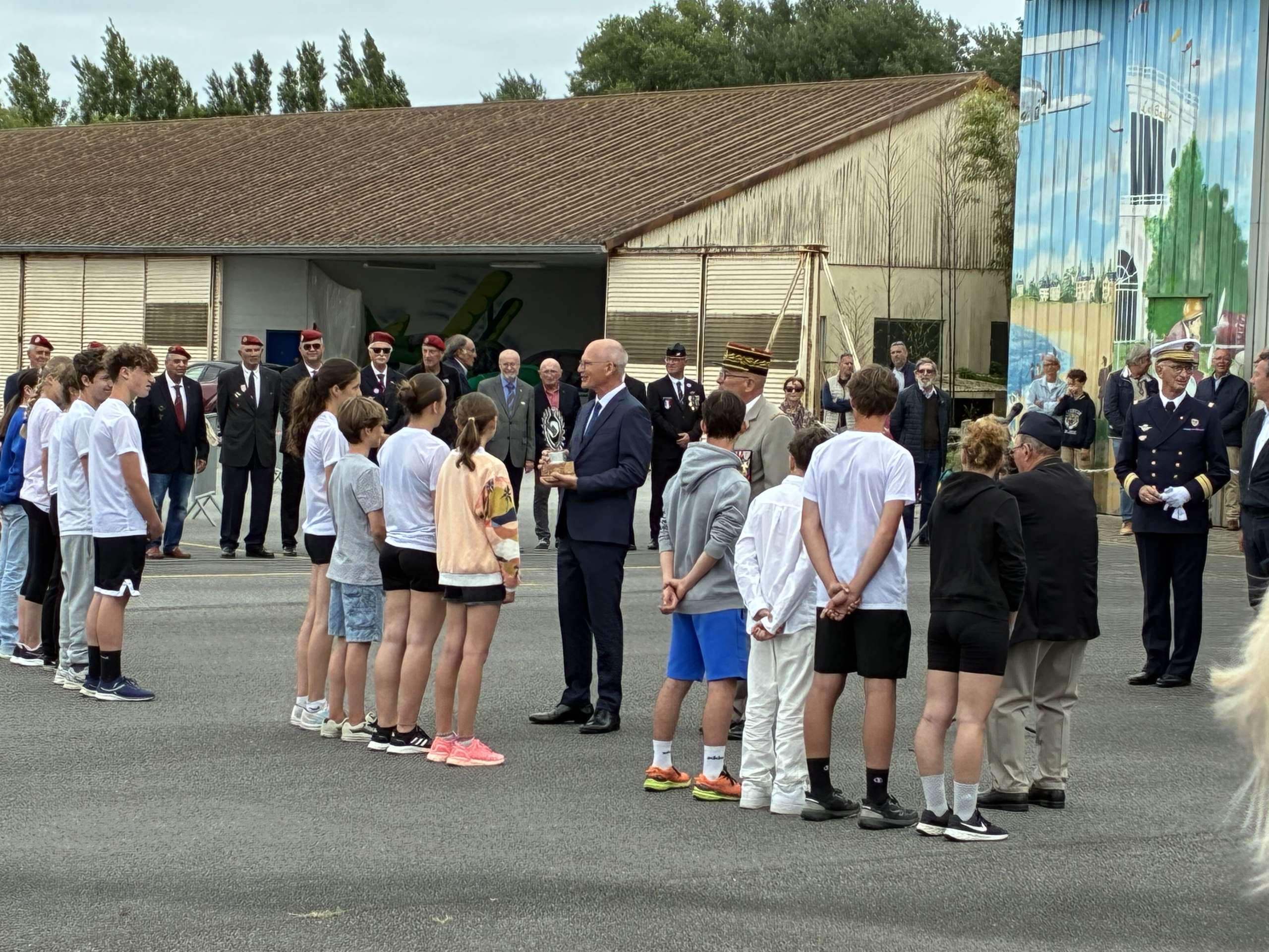 Remise du tropheģe par le ss preģfetjpeg
